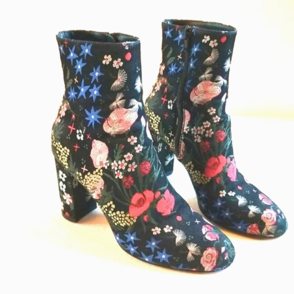 VALENTINO Garavani Italy Black GARDEN Floral Roses Zip Ankle Booties 38.5  7.5